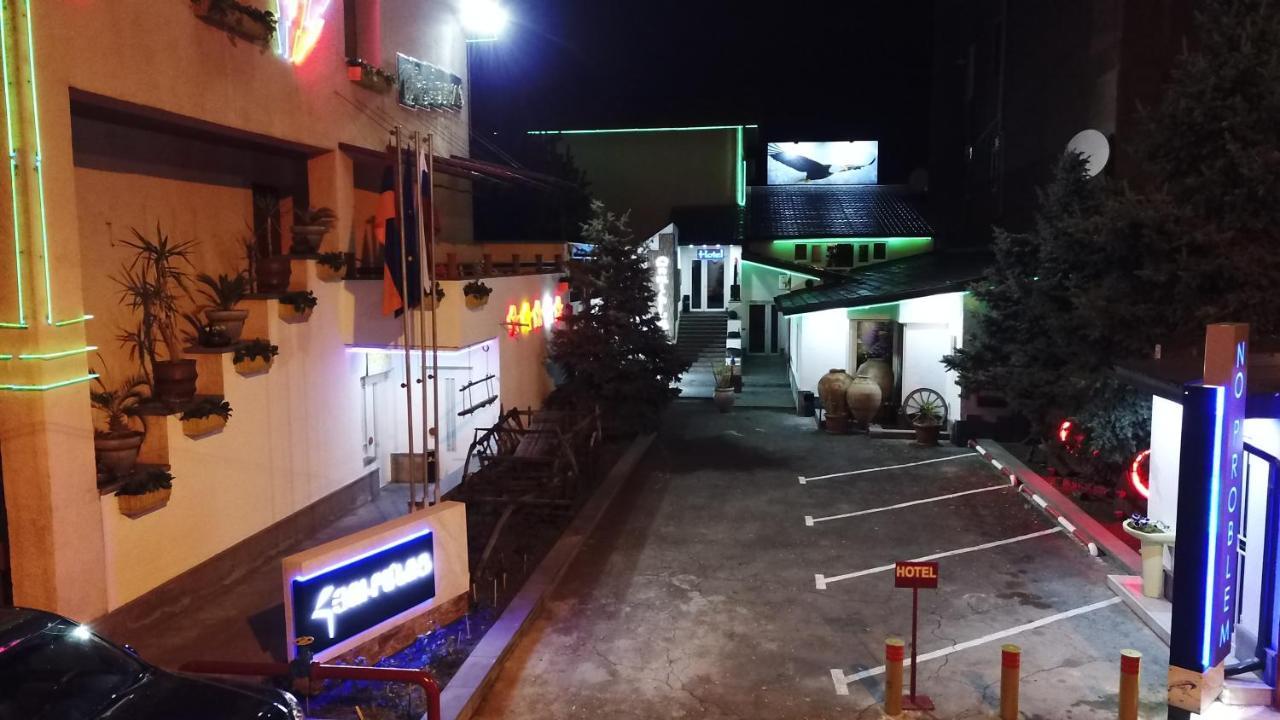 Hotel No Problem Erivan Exterior foto